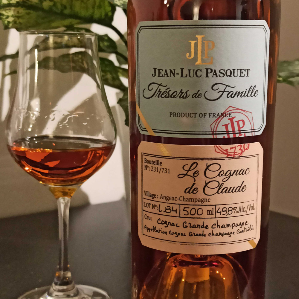 Tresor de la famille Le Cognac de Claude with glass